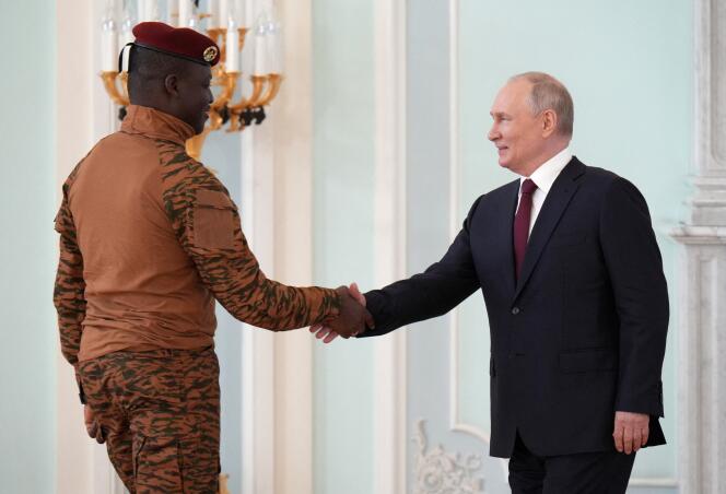 El líder burkinés Ibrahim Traoré y Vladimir Putin, en Moscú, el 29 de julio de 2023. 
