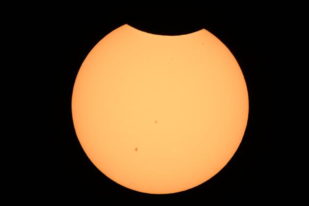 Le début de l’éclipse solaire vue d’Albuquerque, au Nouveau-Mexique (Etats-Unis), le 14 octobre 2023. 