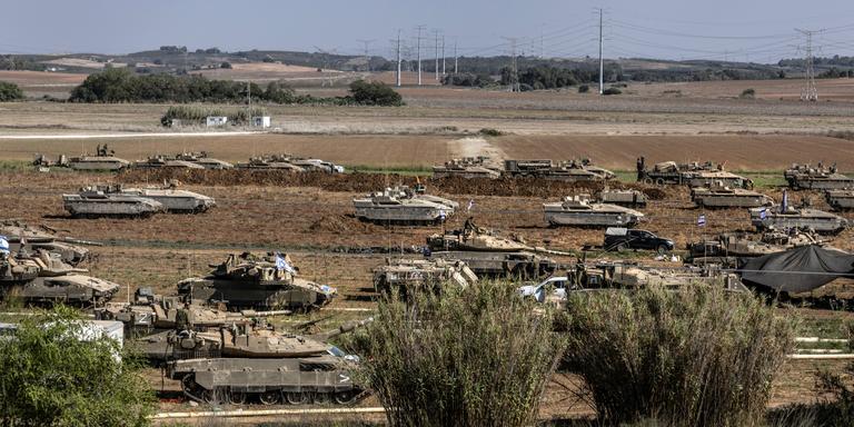 Laurent Van der Stockt for Le Monde Israel, October 13, 2023. Israeli army tanks, troop carriers, armored bulldozers and other engineering and supply vehicles are massively deployed in the vicinity of Zikim, on the outskirts of the Gaza Strip. Photo Laurent Van der Stockt pour Le Monde