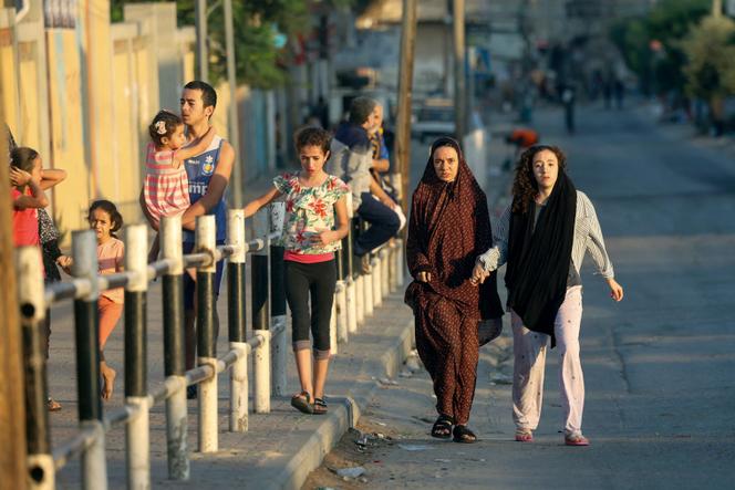 Des familles palestiniennes fuient leurs maisons après une attaque israélienne sur le camp de réfugiés de Rafah, dans le sud de la bande de Gaza, le 15 octobre 2023.