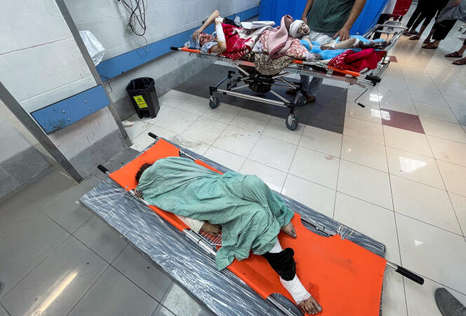 Des Palestiniens blessés lors d’une frappe israélienne, à l’hôpital Al-Shifa, à Gaza, le 15 octobre 2023. 