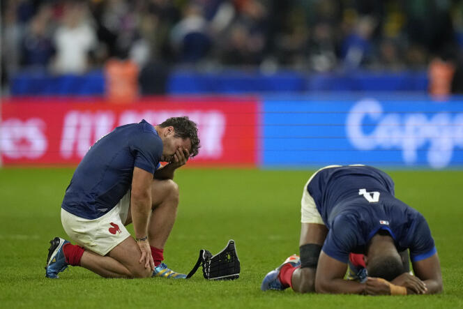 Le Français Antoine Dupont réagit après la fin du quart de finale de la Coupe du monde de rugby contre l'Afrique du Sud au Stade de France à Saint-Denis (région parisienne), le 15 octobre 2023.