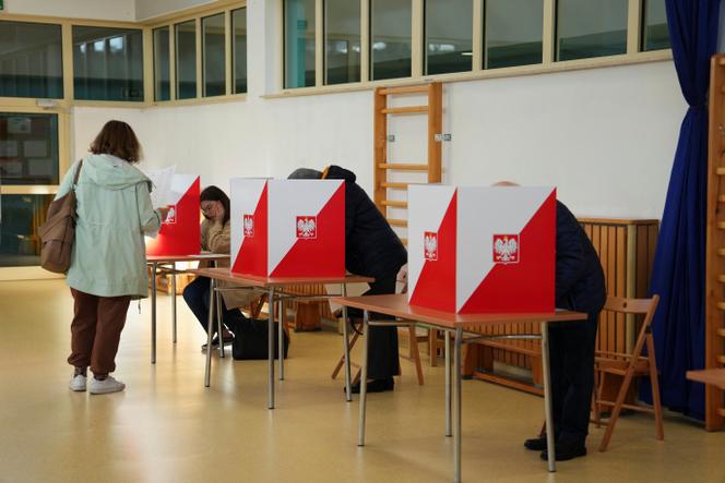 Un bureau de vote lors des élections législatives polonaises à Varsovie, Pologne, le 15 octobre 2023.