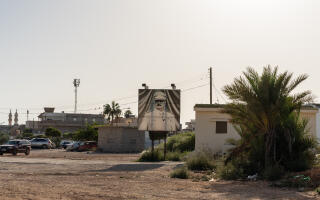 Haftar, sur un panneau, à Benghazi, Libye, le 23 septembre 2023. ADRIENNE SURPRENANT / MYOP POUR « LE MONDE »