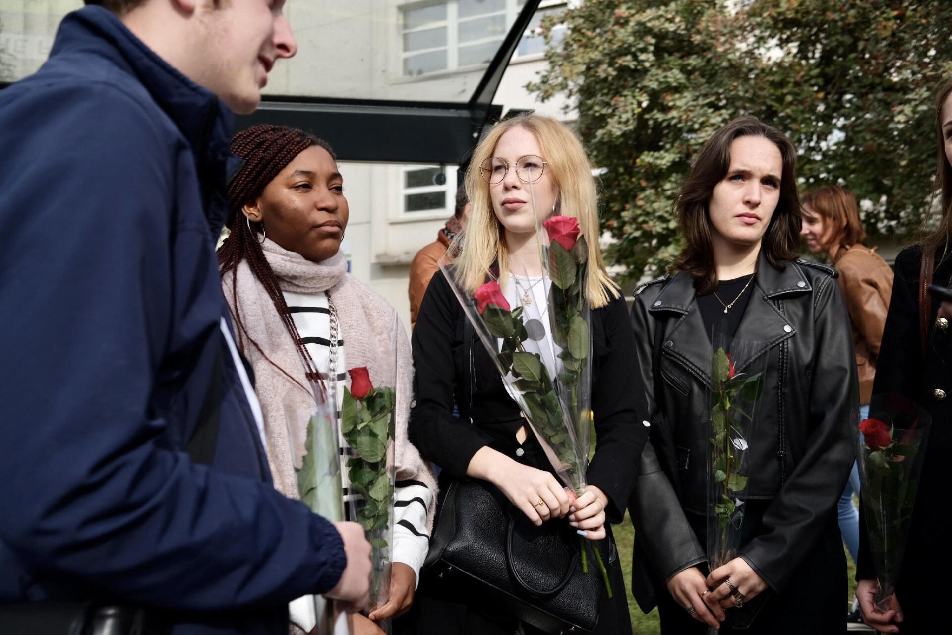 Fanny, Cassandra et Lorène, devant la cité scolaire Gambetta-Carnot, avant l’hommage rendu au professeur de lettres Dominique Bernard, à Arras, le 16 octobre 2023.