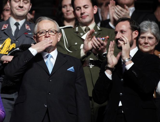 Nobel laureate Martti Ahtisaari, left, gestures, at the Nobel Peace Prize concert in Oslo, December 11, 2008. 