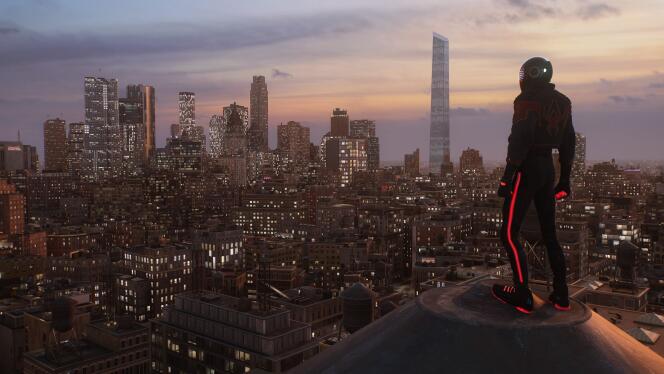 Habillé comme un membre du groupe Daft Punk, Miles Morales prend la pose sur les toits de New York.