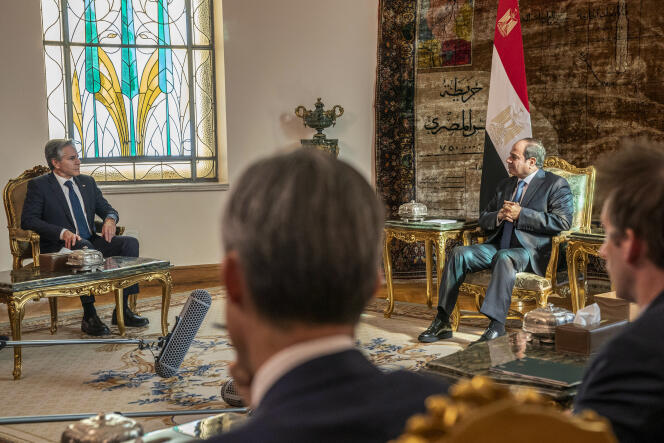 Le secrétaire d’Etat américain, Antony Blinken (à gauche), lors d’une rencontre avec le président égyptien, Abdel Fattah Al-Sissi (à droite), au palais Al-Ittihadiya, au Caire, le 15 octobre 2023.