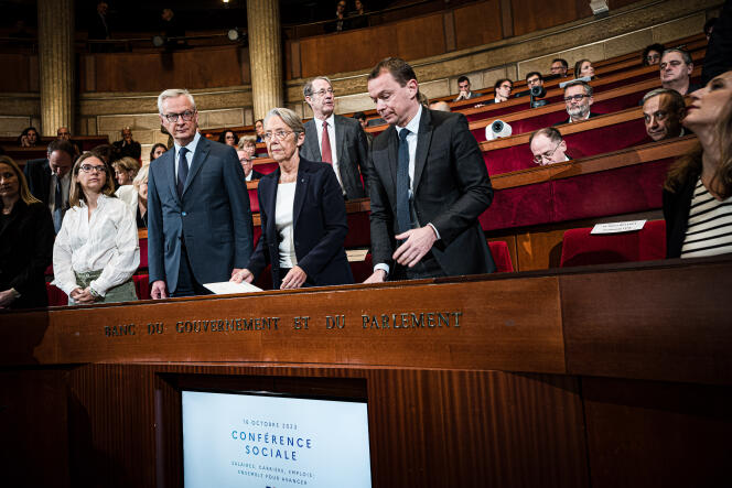 La première ministre, Elisabeth Borne, réunit les représentants des organisations syndicales et patronales dans le cadre d’une conférence sociale au Conseil économique, social et environnemental, à Paris, le 16 octobre.