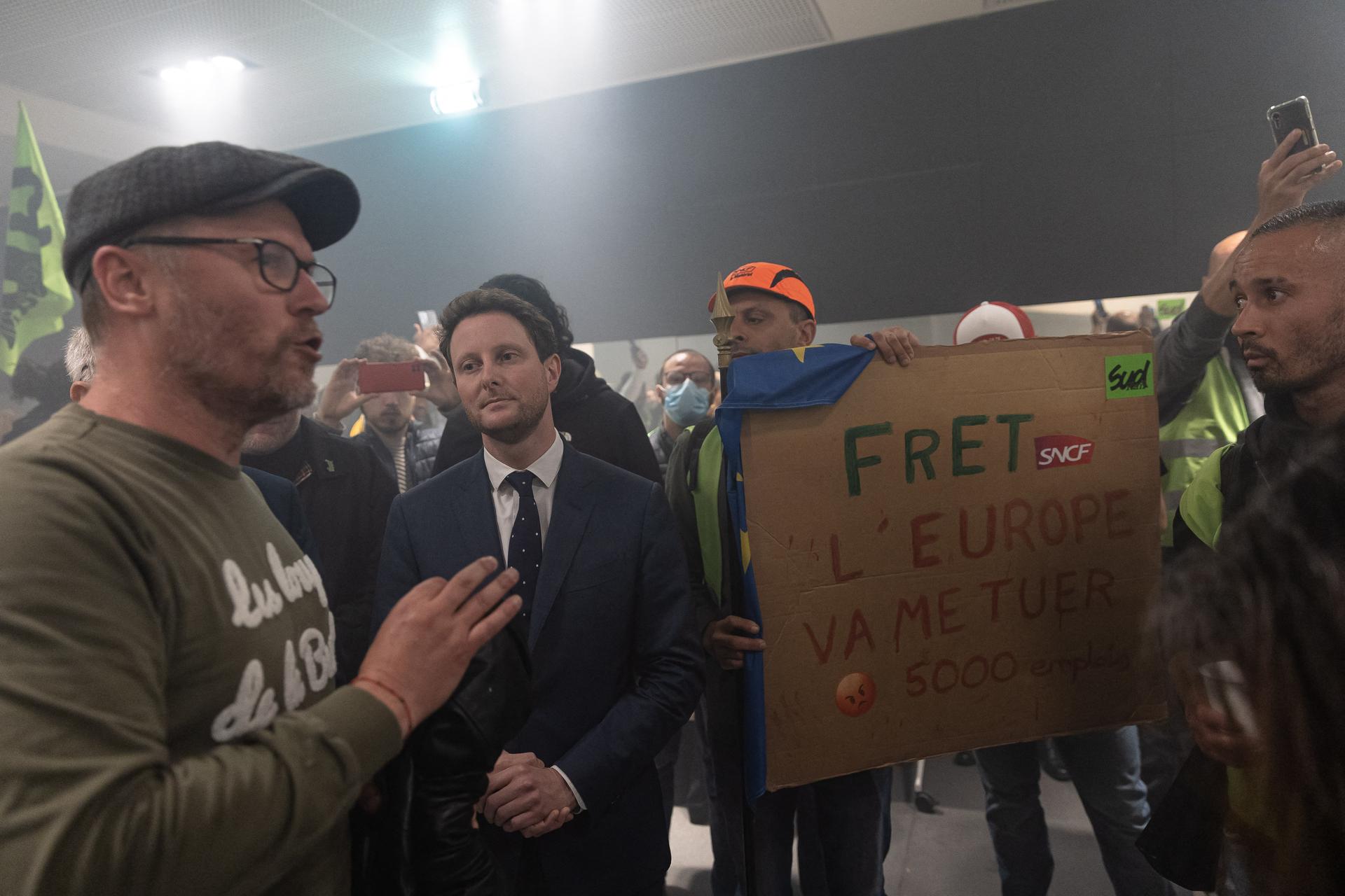 Le ministre délégué aux transports, Clément Beaune (au centre), lors d’une manifestation spontanée de soutien à Fret SNCF organisée par les syndicats de la SNCF, à Paris, le 23 mai 2023.