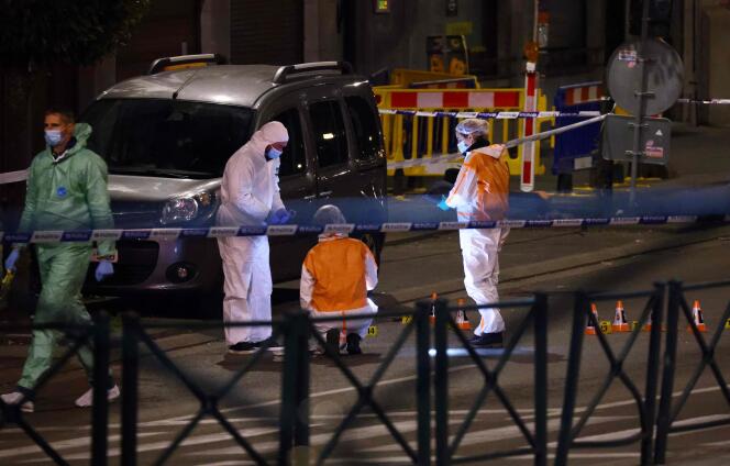 La police belge analyse le lieu de la tuerie où deux Suédois ont été tués à Bruxelles, le 16 octobre 2023.