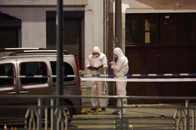 Agentes de policía belgas del servicio forense buscan pruebas en una calle después de que dos personas murieran en un ataque con armas de fuego en Bruselas el 16 de octubre de 2023.
