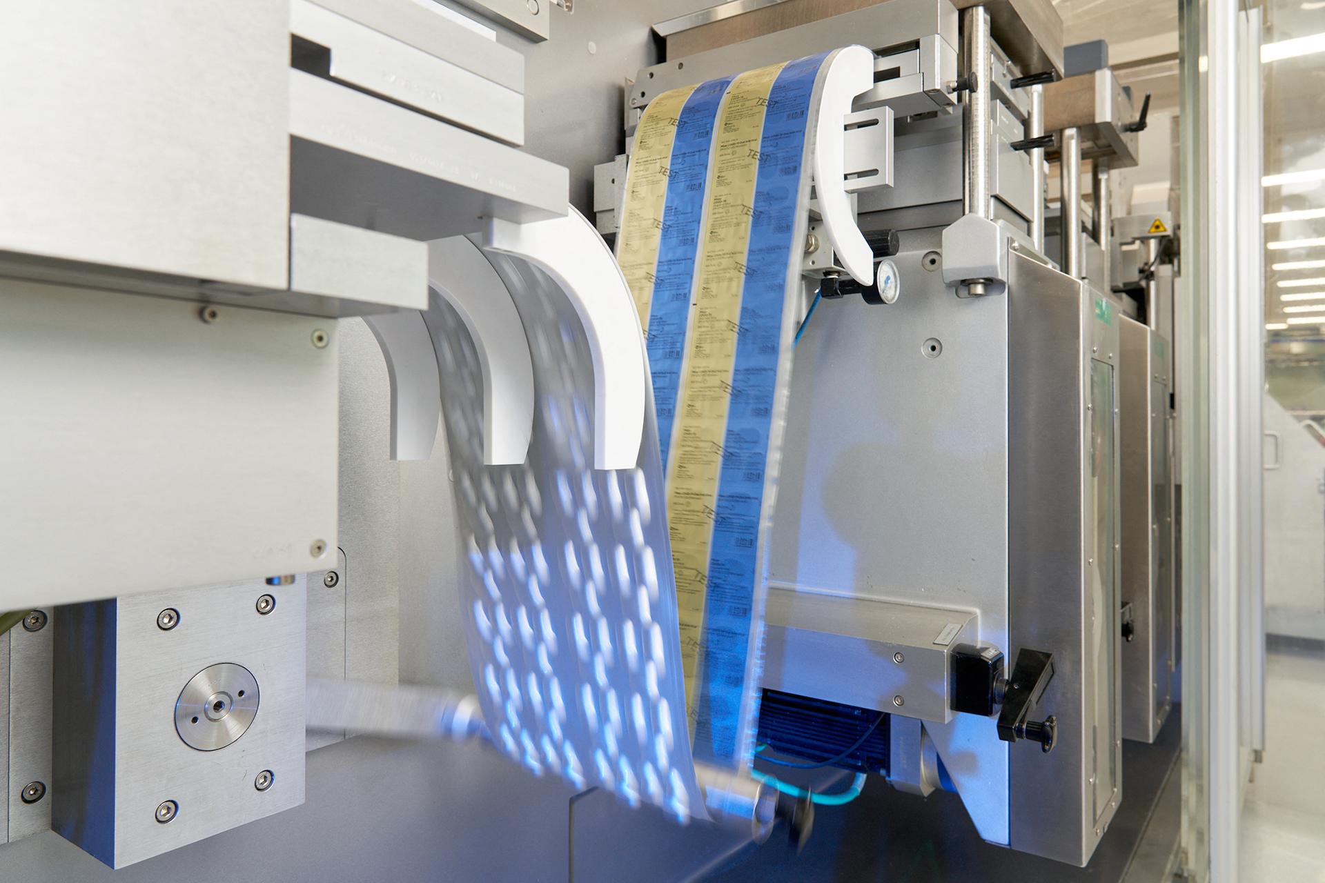 Fabrication de pilules antivirales contre le Covid-19, dans le laboratoire Pfizer de Fribourg-en-Brisgau, en Allemagne, en novembre 2021.