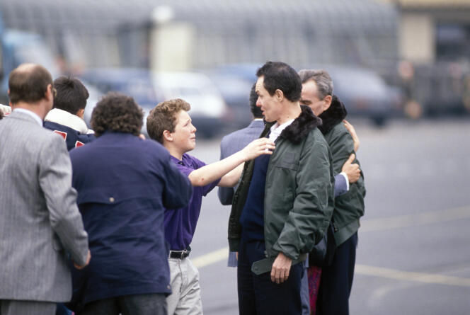 Jean-Luc Mélenchon Grégoire, le fils, et Jean-Paul Kauffmann, le père, se retrouvent à l’arrivée des otages libérés à l’aéroport de Villacoublay (Yvelines), le 4 mai 1988.