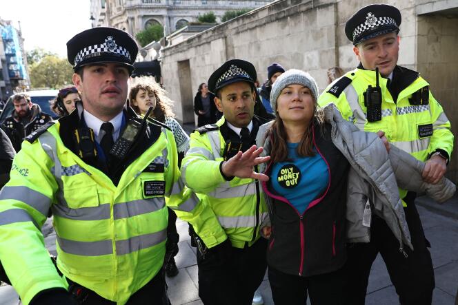 Greta Thunberg est arrêtée lors d’une manifestation à Londres, le 17 octobre 2023.