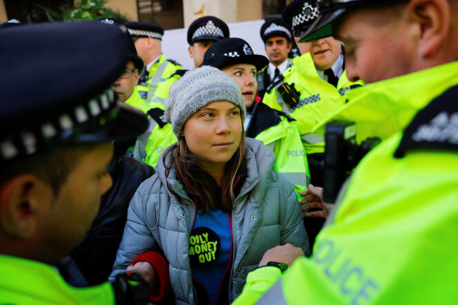 La activista climática sueca Greta Thunberg es arrestada durante una protesta contra la industria del petróleo y el gas en Londres, Gran Bretaña, el 17 de octubre de 2023.