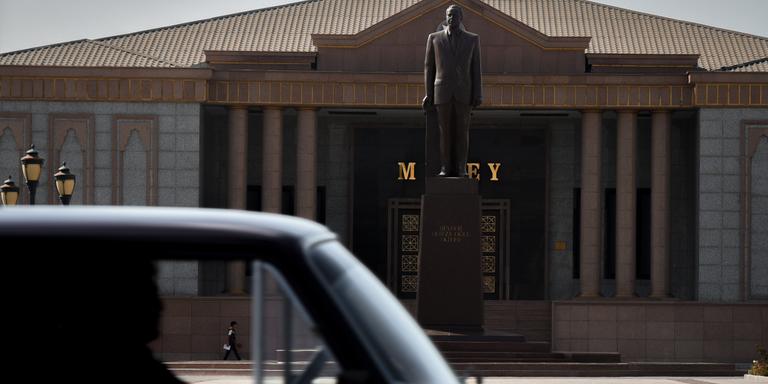 LUCAS BARIOULET FOR LE MONDE A man walks next to the statue of Heydar Aliyev, former president of Azerbaijan, in downtown Nakhchivan, Azerbaijan on October 11, 2023. LUCAS BARIOULET FOR