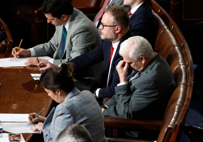 Republikański urzędnik-elekt Tom Emmer (w środku, z pochyloną głową) w Izbie Reprezentantów w Waszyngtonie, 18 października 2023 r.