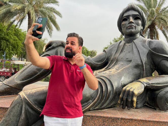 Ali Hilal, blogueur de voyage et influenceur sur les réseaux sociaux, prend un selfie avec une statue à Bagdad, en Irak, le 4 juin 2023.