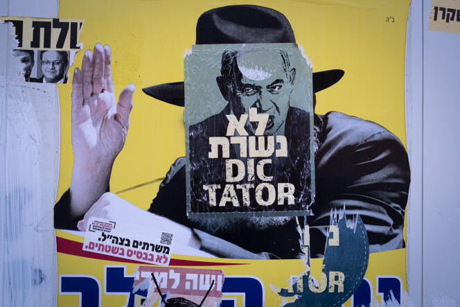 Un cartel que representa a Benjamín Netanyahu con las palabras en hebreo “No serviremos, dictador”, en Jerusalén, el 17 de octubre de 2023.
