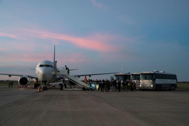 Migrantes venezolanos abordan un avión en Harlingen, Texas, el 18 de octubre de 2023, para tomar un vuelo de deportación a Venezuela.