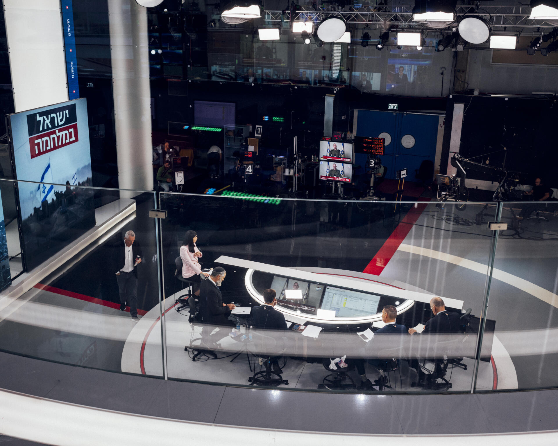 Le plateau du « 20 heures » du studio de la chaîne Channel 13, à Neve Ilan (Israël), le 18 octobre 2023. L’écran à gauche indique « Israël en guerre ».