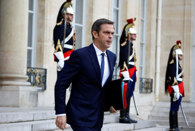 El portavoz del gobierno francés, Olivier Véran, abandona el Palacio del Elíseo después de la reunión semanal del consejo de ministros, París, Francia, el 18 de octubre de 2023.