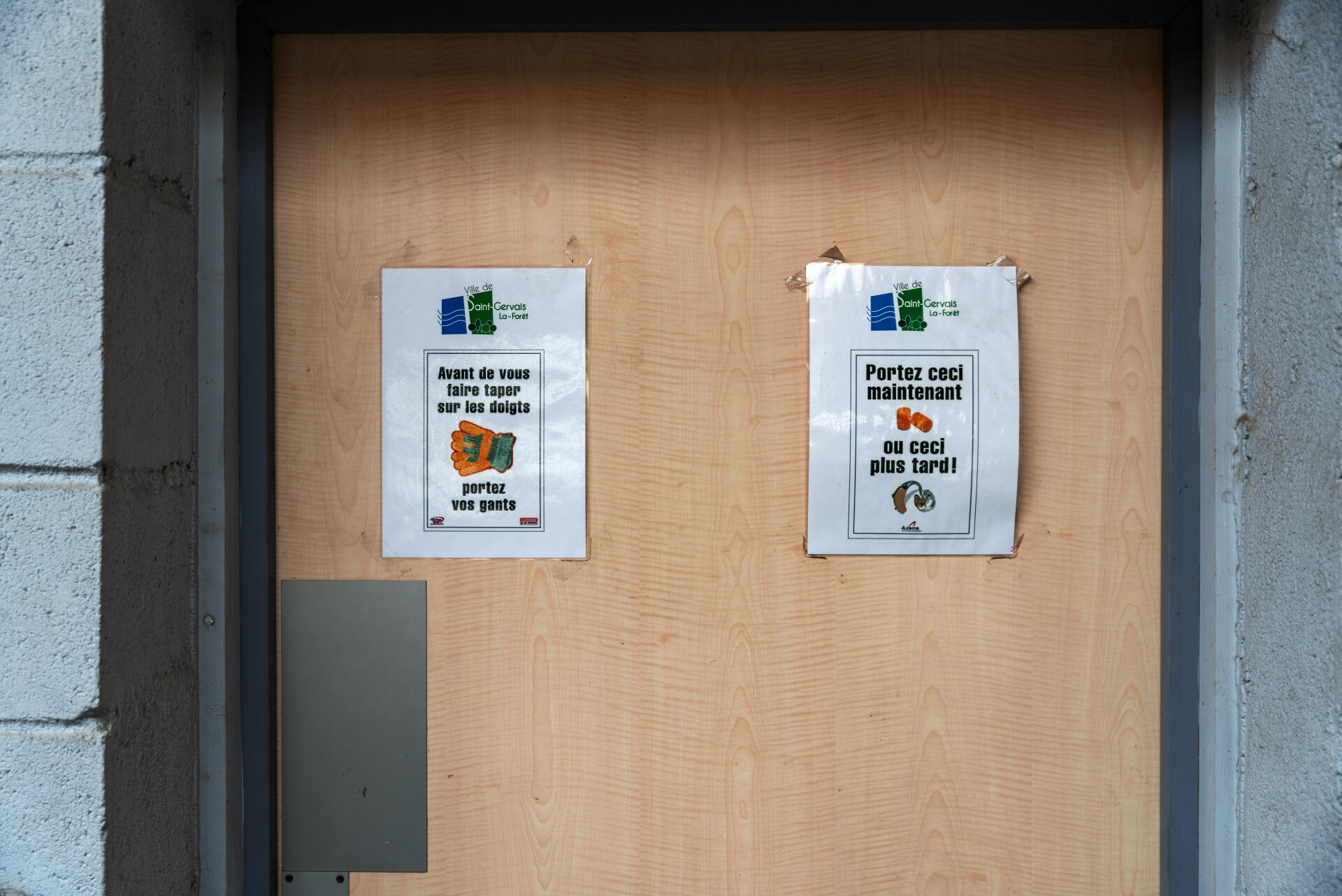 Des affiches de prévention placardées dans le local de service technique de la ville de Saint-Gervais-la-Forêt (Loir-et-Cher), le 16 octobre 2023.