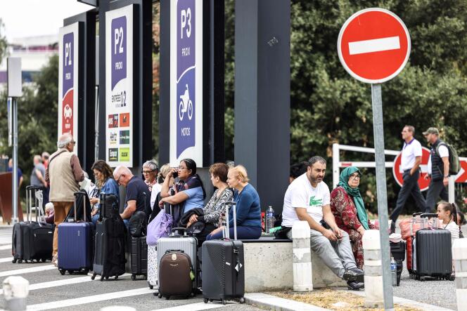 Viajeros evacuados del aeropuerto de Toulouse-Blagnac tras una falsa amenaza de bomba, 18 de octubre de 2023.
