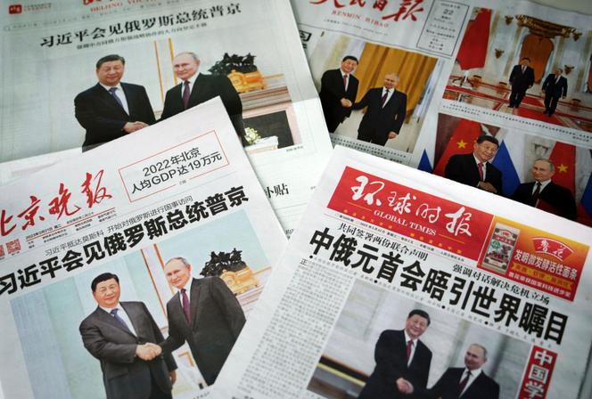 Le président chinois, Xi Jinping, salue son homologue russe, Vladimir Poutine, lors de sa visite en Russie du 20 au 22 mars 2023.
