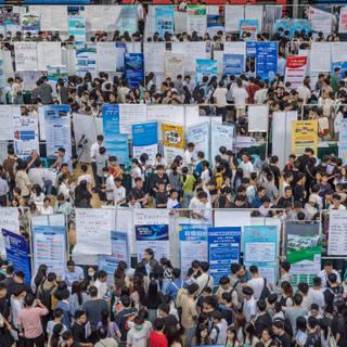 ©/Featurechina Photo Service/MAXPPP - To-be college graduates swarm in a job fair at Zhengzhou University in Zhengzhou in central China's Henan province Friday, Sept. 22, 2023. China has stopped disclosing its youth unemployment rates earlier. (MaxPPP TagID: maxbestof273769.jpg) [Photo via MaxPPP]