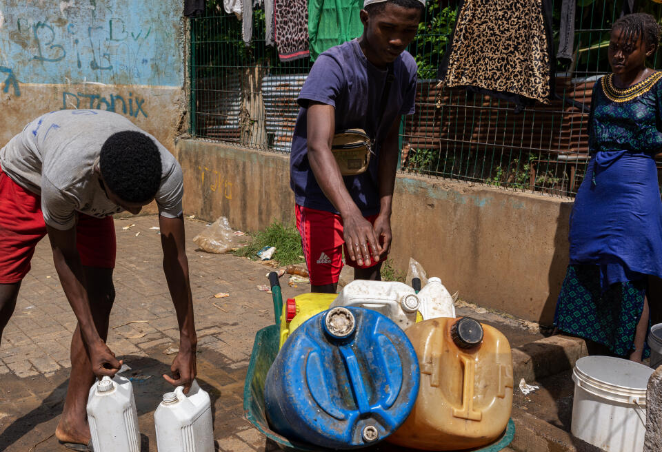 29042023, Kawéni, Mayotte. Autre borne fontaine de le bidonville de Kawéni. Il y a une centaine de borne fontaine magnétique dans tout Mayotte où les gens vient chercher de l’eau, pour la nourriture, les douches et laver le linge.
Ces bornes ont été installés à partir de 2001 après l’apparition du choléra dans le département.