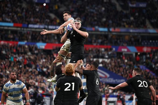 New Zealand's lock Brodie Retallick (C) grabs the ball in a line-out during the France 2023 Rugby World Cup semi-final match between Argentina and New Zealand at the Stade de France in Saint-Denis, on the outskirts of Paris, on October 20, 2023.