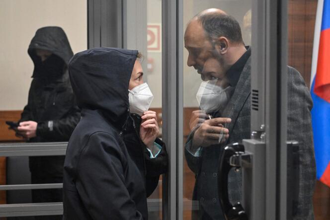 Alsu Kurmasheva,  journaliste russo-américaine qui a été arrêtée pour défaut d’enregistrement en tant qu’agent étranger, s’entretient avec son avocat, Edgar Matevosyan, lors d’une audience visant à examiner sa détention provisoire, au tribunal Sovetski de Kazan, le 20 octobre 2023.
