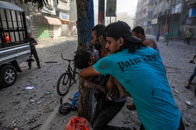 Evacuation des blessés après une explosion dans le quartier de Zeitoun, à Gaza, le 18 octobre 2023.