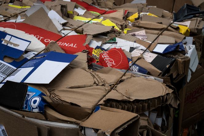 Des cartons d’emballages compressés dans un supermarché, à Saint-Philbert-sur-Risle (Eure), le 30 mai 2019.