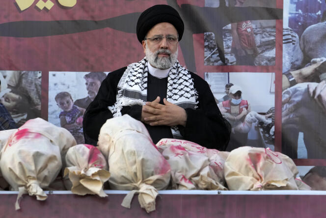 Le président iranien, Ebrahim Raïssi, lors d’un rassemblement anti-israélien, à Téhéran, le 18  octobre 2023. Devant lui, une reconstitution symbolisant les enfants palestiniens tués.