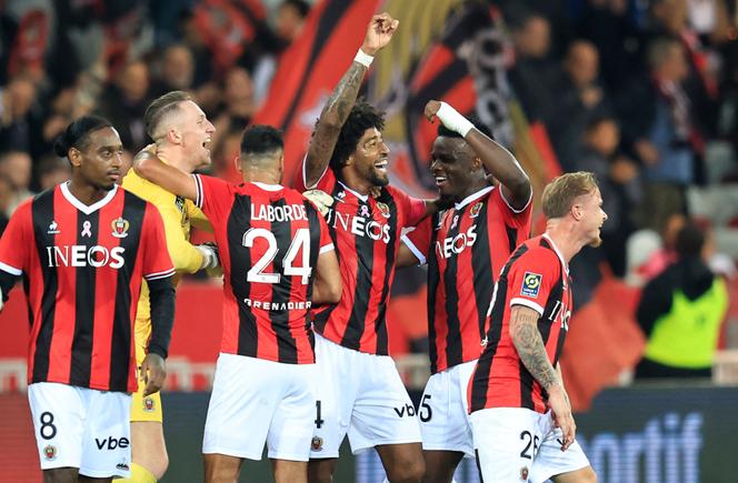 Nice's Brazilian defender #04 Dante (C) celebrates with teammates after winning the French L1 football match between OGC Nice and Marseille OM at the Allianz Riviera Stadium in Nice, southeastern France, on October 21, 2023.