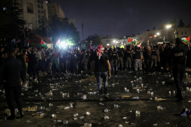 Des Jordaniens manifestent à Amman, le 18 octobre 2023, après une explosion, la veille, à l’hôpital Al-Ahli, à Gaza.