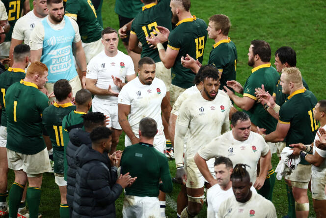 Los jugadores sudafricanos saludan a los ingleses, tras la semifinal de la Copa del Mundo de Rugby, el 21 de octubre de 2023, en el Stade de France, en Saint-Denis (Sena-Saint-Denis). 