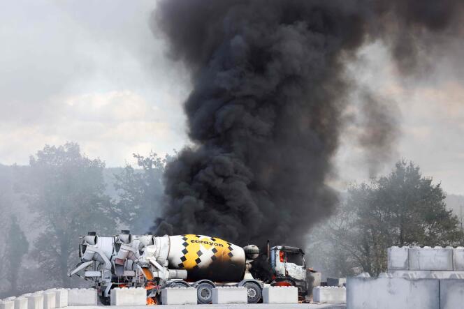 Un incendie dans une cimenterie, en marge de la manifestation contre le projet d’autoroute A69, à Saix (Tarne), le 21 octobre 2023.