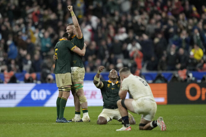 Il Sudafrica festeggia dopo che gli Springboks hanno battuto l'Inghilterra nella semifinale della Coppa del Mondo, a Saint-Denis (Seine-Saint-Denis), il 22 ottobre 2023.