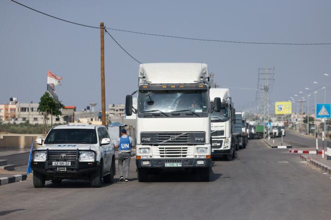 Los camiones que transportan ayuda humanitaria ingresan a la Franja de Gaza a través del cruce de Rafah en la frontera con Egipto el 22 de octubre de 2023.