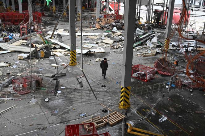 Un policier ukrainien, sur les lieux de l’explosion, à Kharkiv, le 22 octobre 2023.