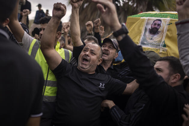 Des manifestants portent le cercueil d’Ibrahim Al-Debek, un combattant du Hezbollah tué lors d’affrontements avec les forces israéliennes dans le sud du Liban, à Kounine (Liban), le 18 octobre 2023.