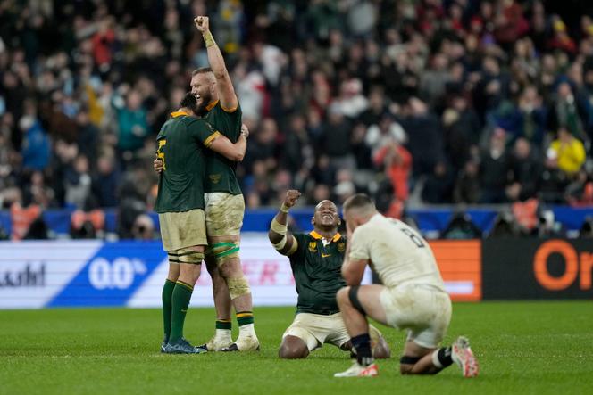 Les joueurs de l’Afrique du Sud célèbrent leur victoire face à ’Angleterre (16-15) lors de la demi-finale de la Coupe du monde de rugby au Stade de France, le samedi 21 octobre 2023.