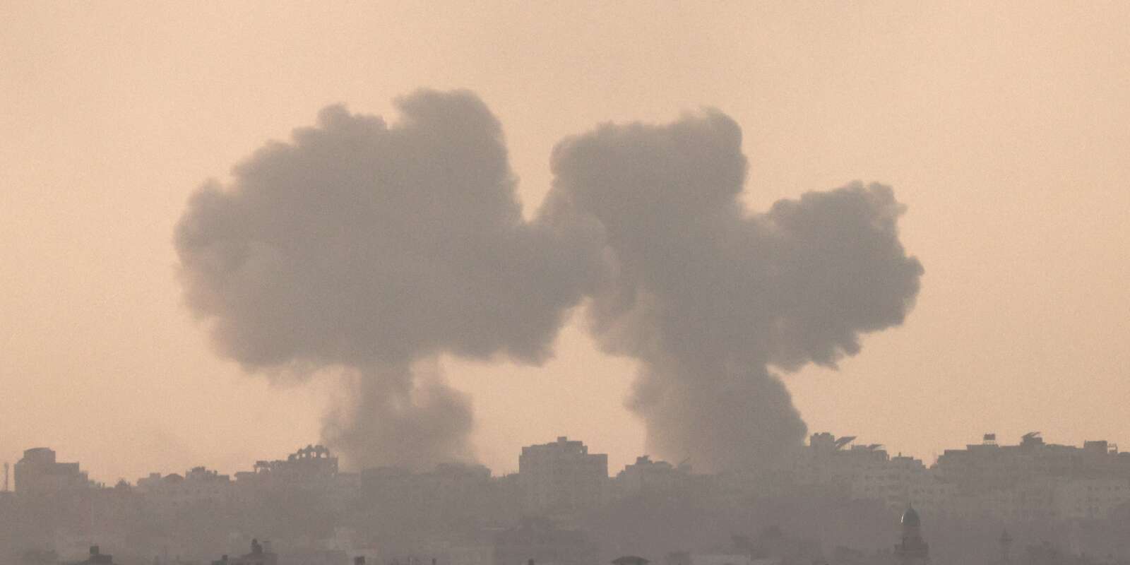 Emmanuel Macron Les bombardements israéliens de la bande de Gaza vus de la ville israélienne de Sdérot, dimanche 22 octobre 2023.