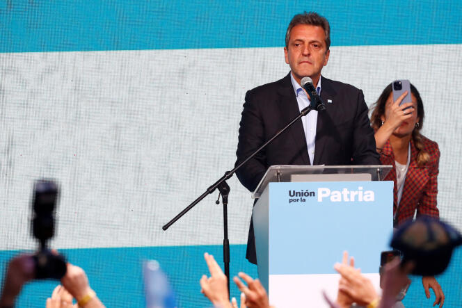 Sergio Massa, de 51 años, candidato del bloque gubernamental (centro izquierda), superó el obstáculo de una inflación récord y quedó primero con el 35,9% de los votos.