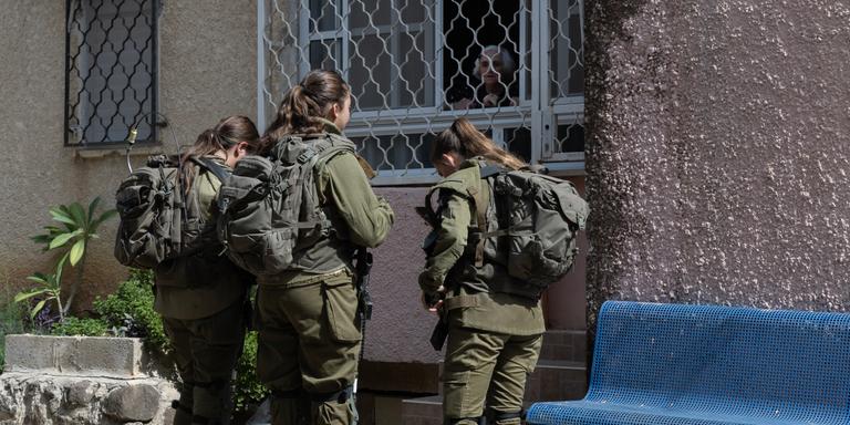 Laurent Van der Stockt for Le Monde Kiryat Shmona, Israel, October 22, 2023. The Israeli army helps Kiryat Shmona residents in difficulty to be evacuated to the interior of the country. Photo Laurent Van der Stockt for Le Monde