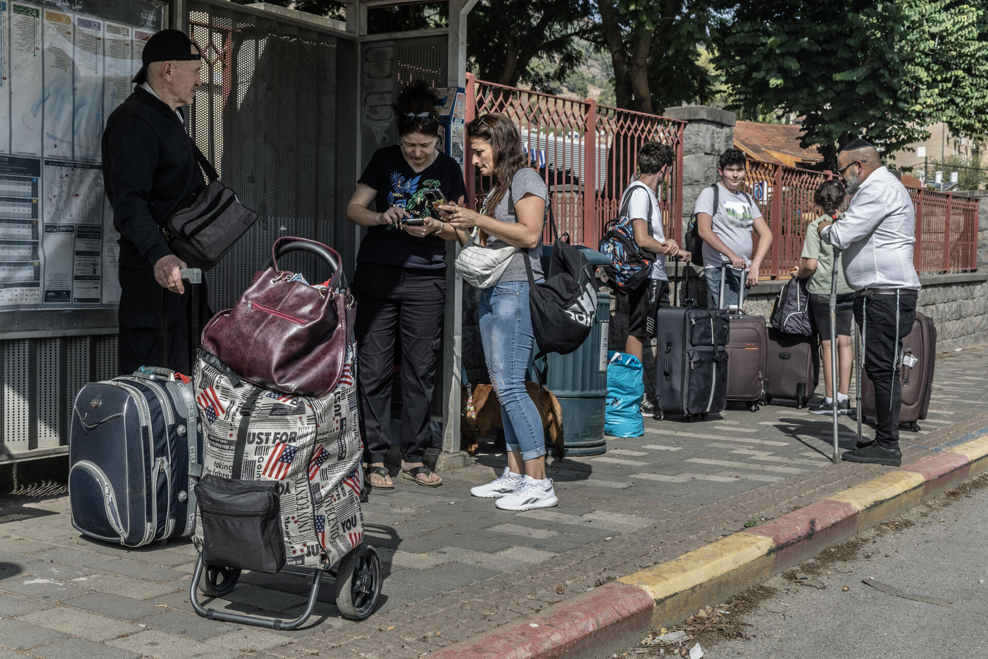 Des habitants de Kiryat Shmona, une ville israélienne proche de la frontière libanaise, attendent de monter dans des bus mis à leur disposition pour être évacués vers l’intérieur du pays, le 22 octobre 2023.